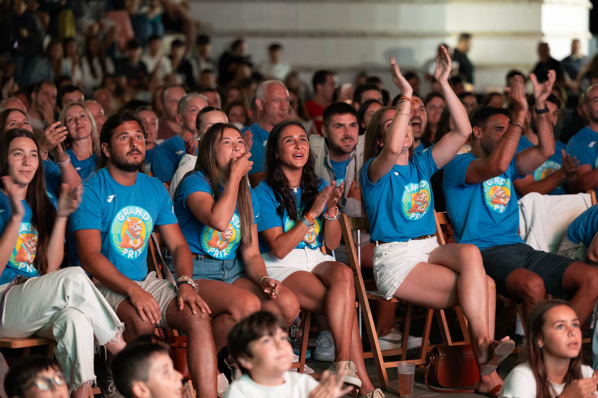 Los participantes ataviados con las camisetas de su equipo, entre aplausos y gritos de ánimo