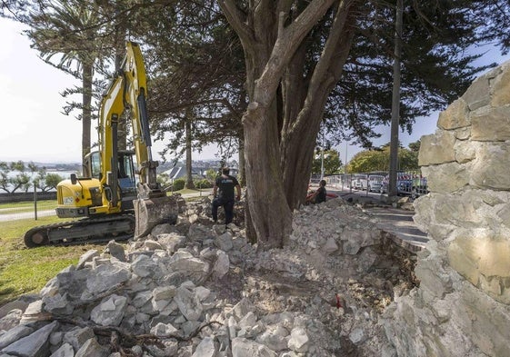 Dos operarios, ayer, trabajan en el parque de Mataleñas.