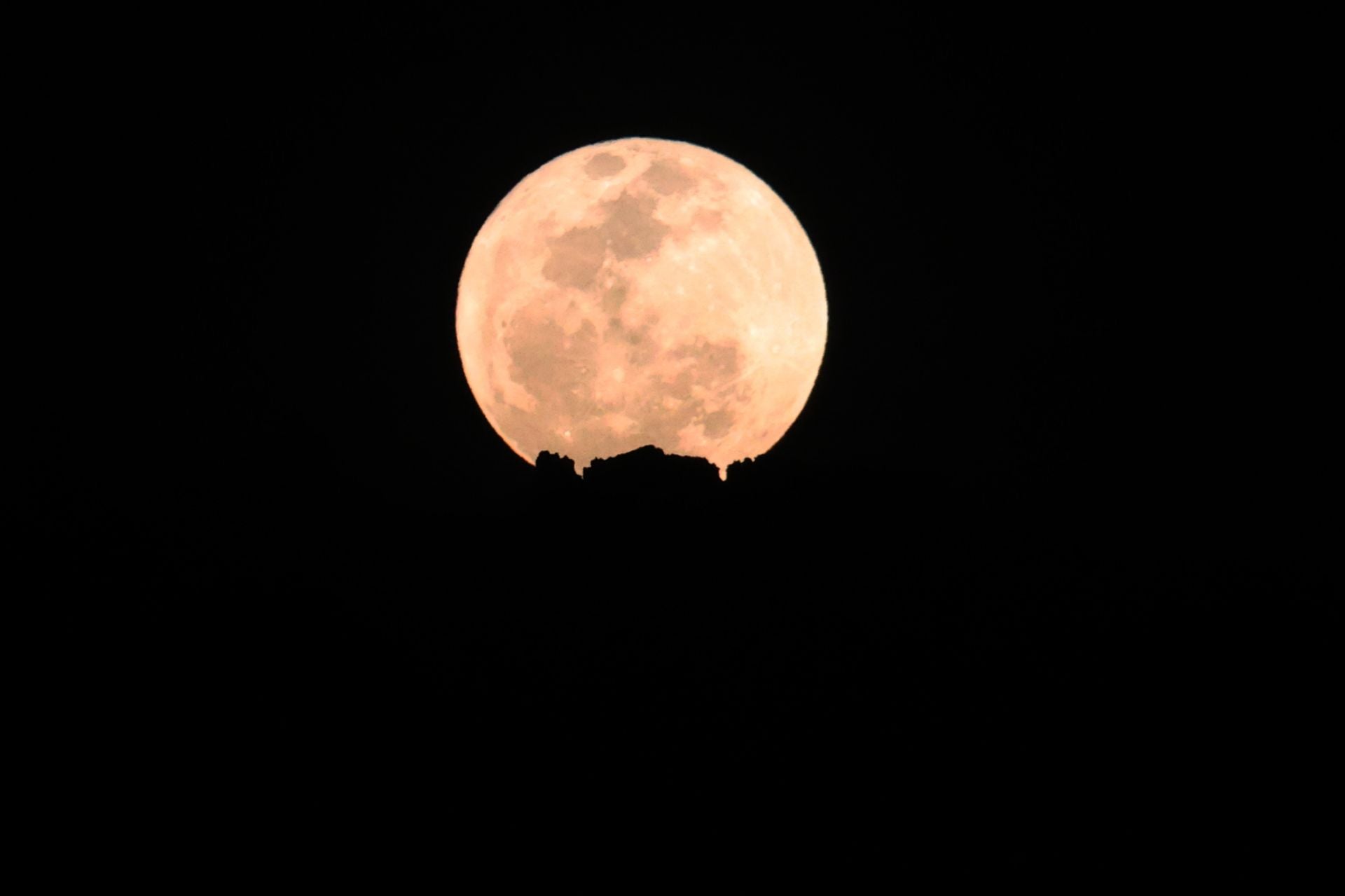 La superluna, la primera de 2024, es un fenómeno que ocurre cuando la luna llena coincide con el momento en que esta se encuentra en el perigeo, el punto de su órbita más cercano a la Tierra.