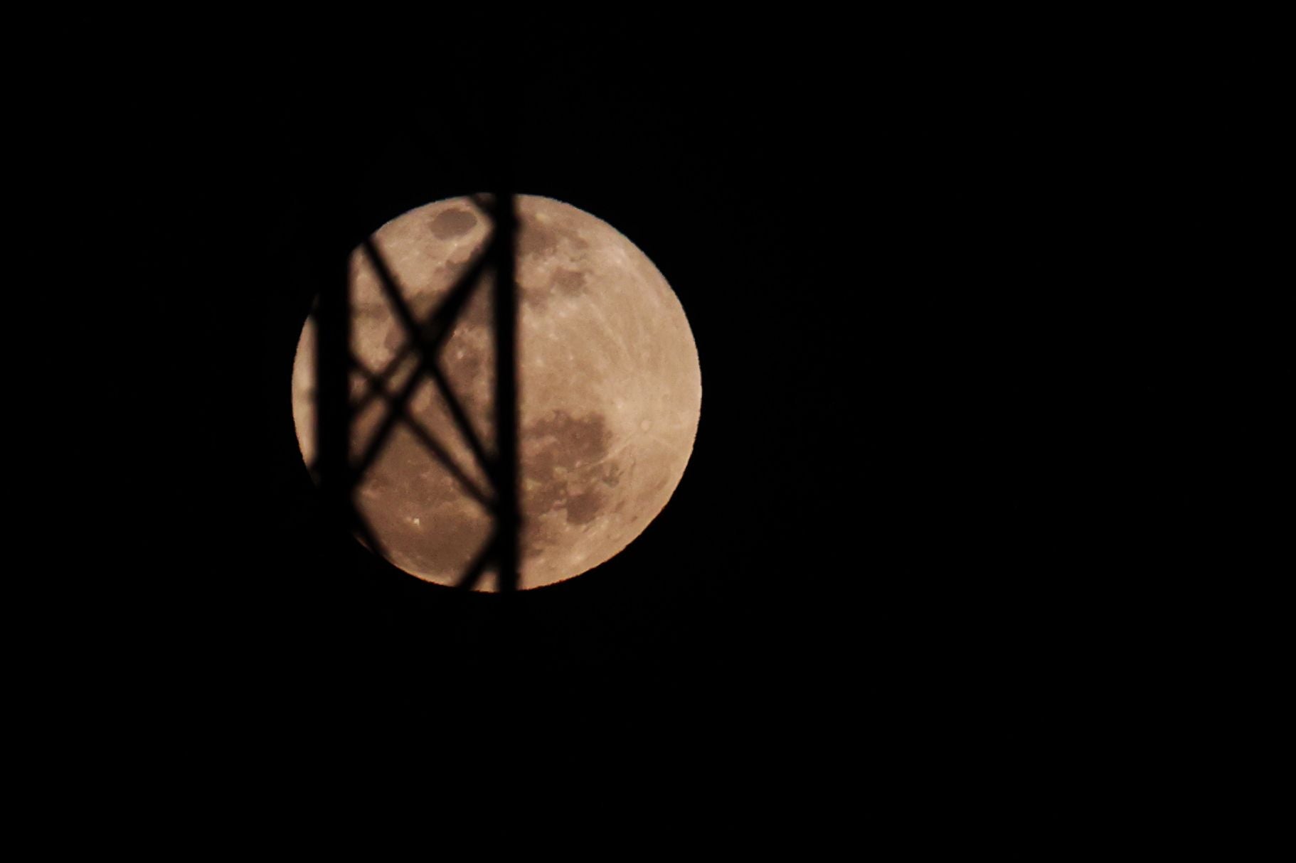 Esta superluna también es conocida como la luna de Esturión.