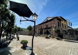 La farola con forma de paraguas se encuentra junto al casco histórico de Cartes.