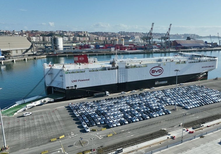 Vehículos de BYD bajando del barco de la marca en el puerto de Santander.