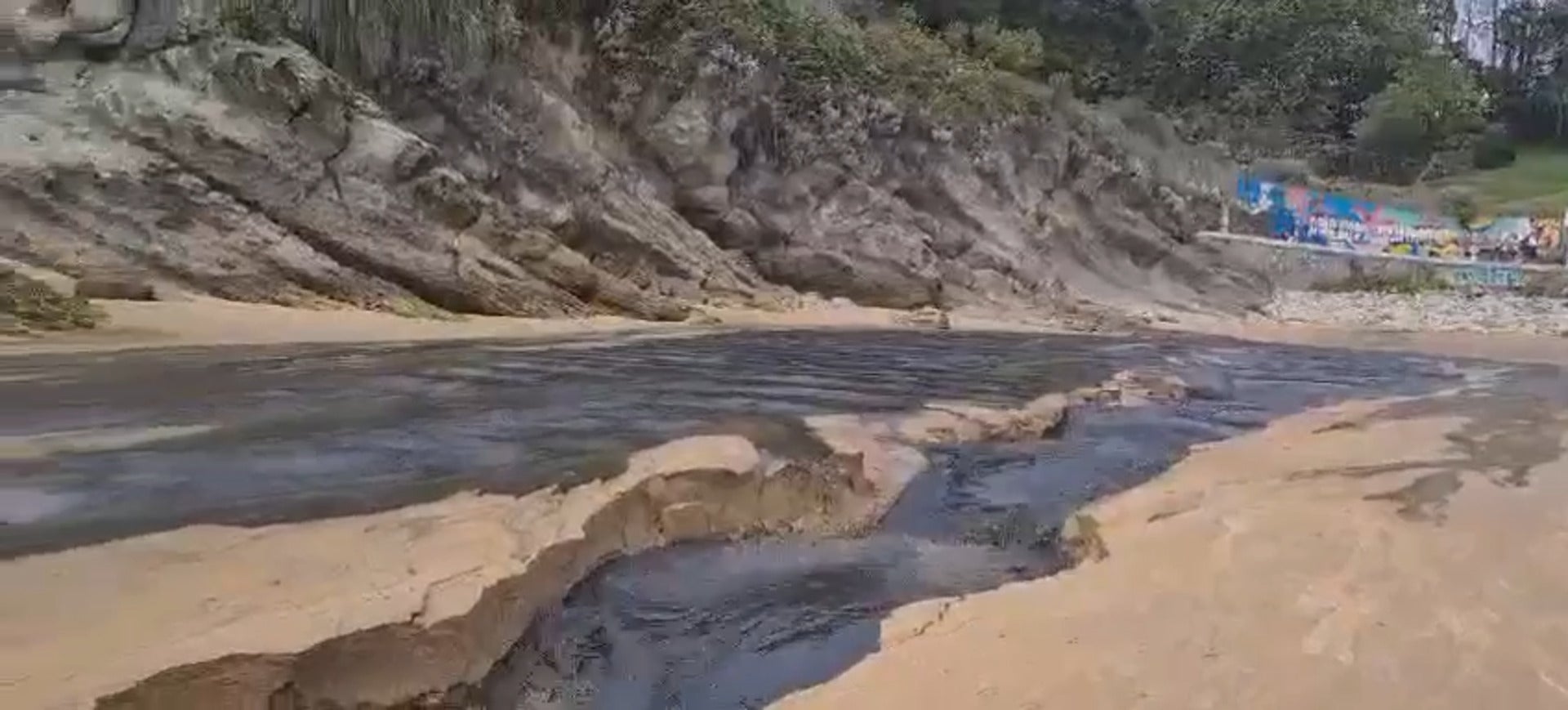Así amaneció la playa de Los Molinucos este miércoles
