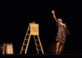 La actriz torrelaveguense María Castillo, en una escena de la obra 'María se aburre en lo celestial'.