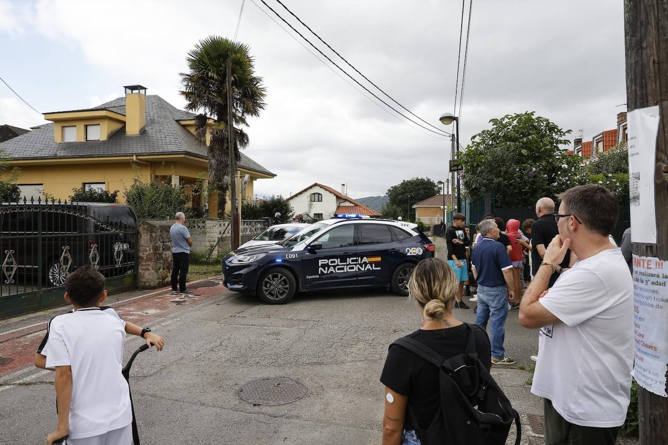 Los vecinos se volcaron desde el primer momento con el propietario de la vivienda.