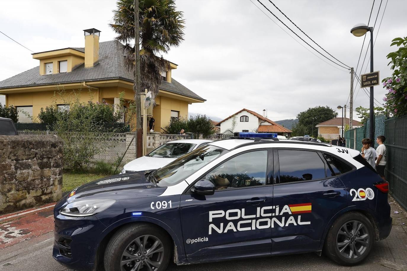 Los agentes llegaron en tres coches patrulla.