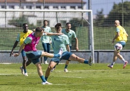 Íñigo Vicente, durante un entrenamiento en el campo 2 de La Albericia