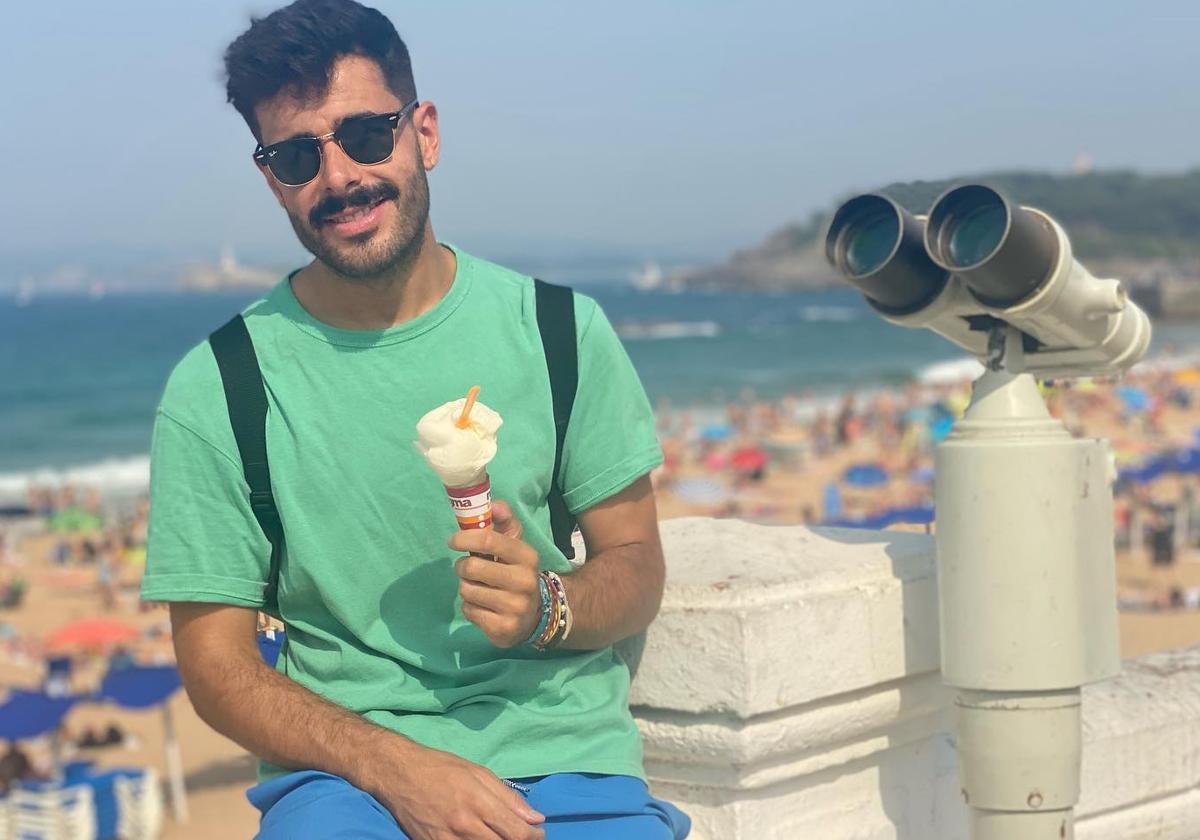 Germán González se define como un STV (de Santander de Toda la Vida). En la imagen comiéndose un helado de Regma en El Sardinero.