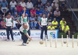 Lolo Lavid, en un birle para la Bolística ayer en Treceño, con Marcos Sobejano, Jairo Arozamena y Néstor Viar al fondo.