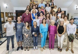 Los participantes en el programa junto a la alcaldesa, Gema Igual, la directora del instituto Cántabro de Seguridad y Salud, Ana González y la concejala de Empleo, Chabela Gómez.