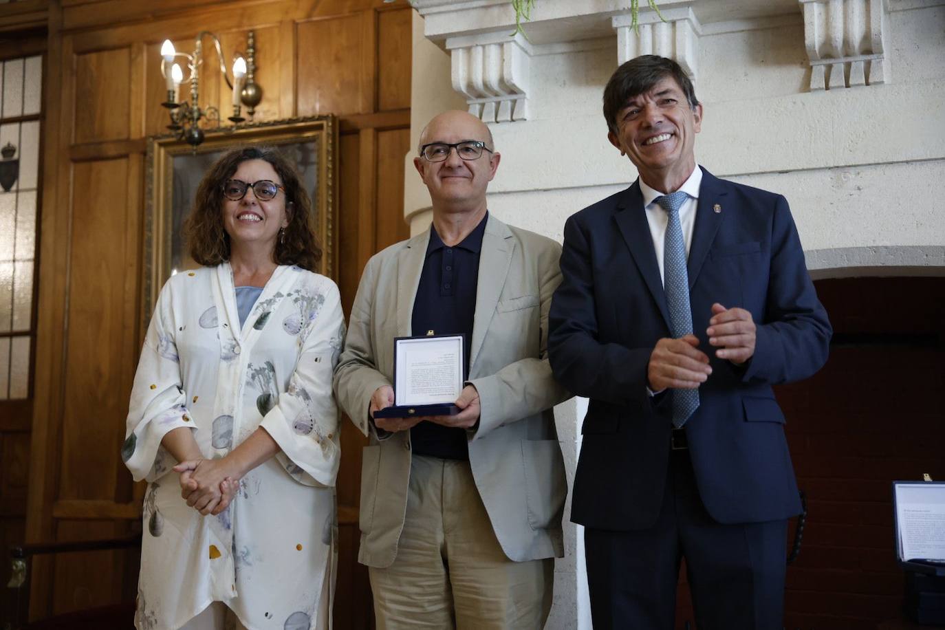 José Ramón Ruiz, jefe del Departamento de Innovación y Formación Avanzada, recogió la medalla con que la UIMP distinguió a la Autoridad Portuaria de Santander.