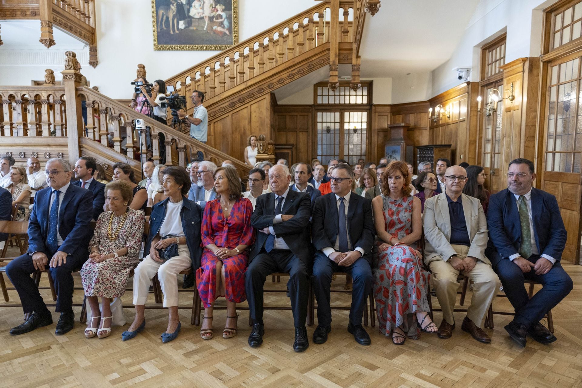 En primera fila los galardonados al inicio del acto