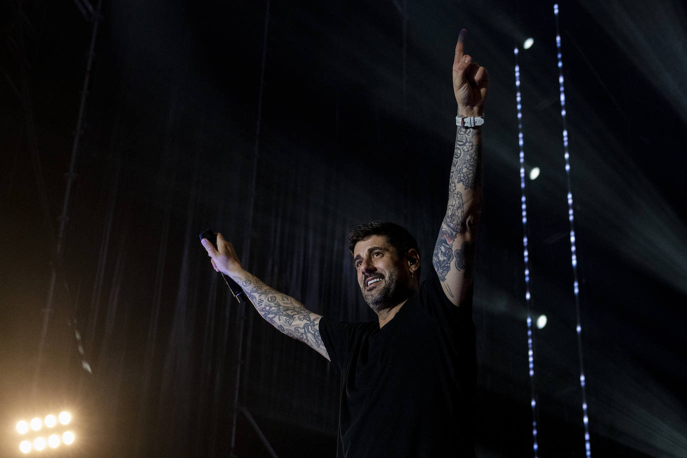 Melendi brinda el protagonismo al público, coreando sus temas más conocidos