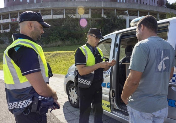 Los agentes realizan un test de drogas a uno de los conductores a los que pararon en la mañana de ayer junto al parque de Las Llamas.