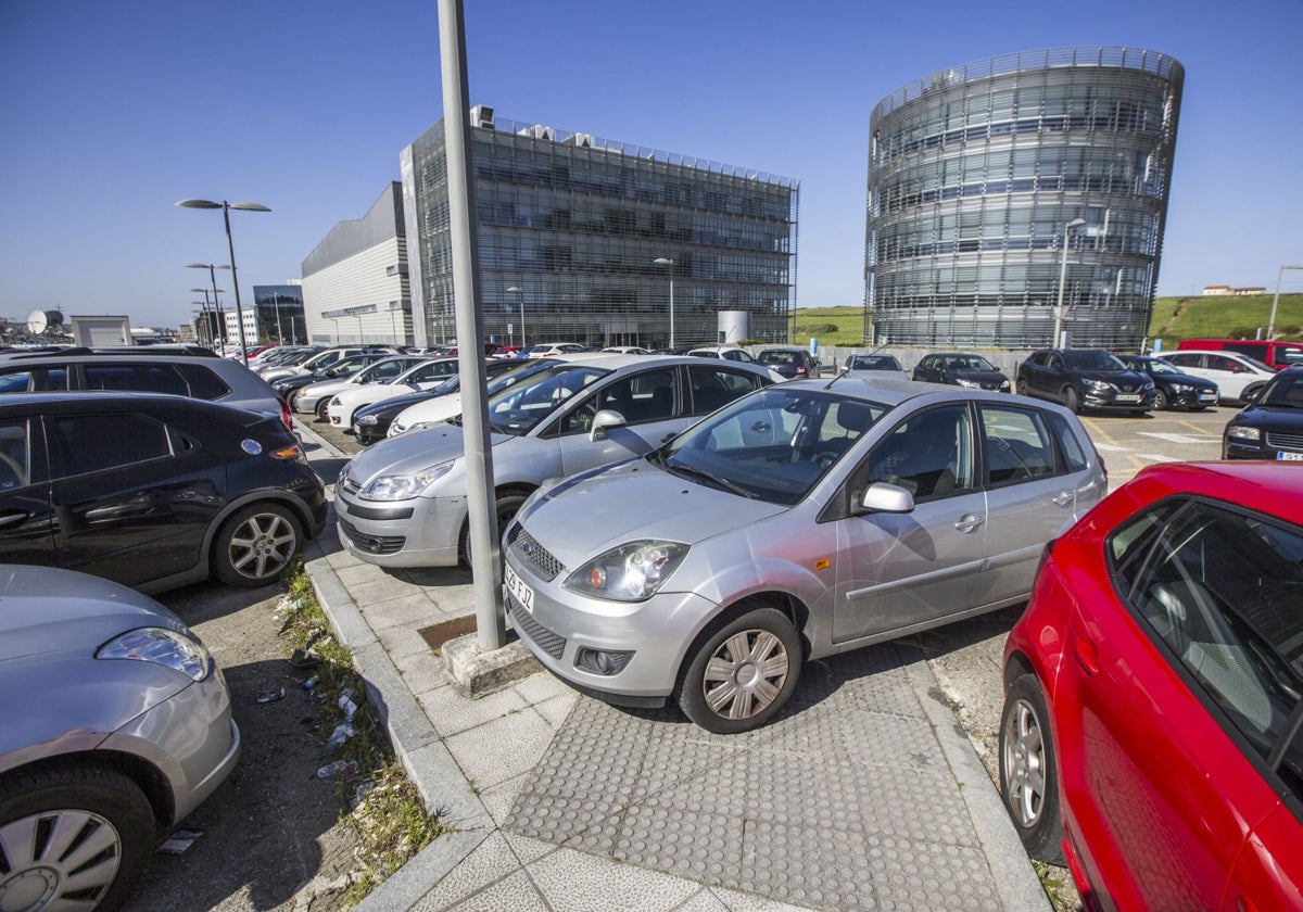 Muchos vehículos se encuentran mal aparcados en el Pctcan ante la falta de estacionamiento.