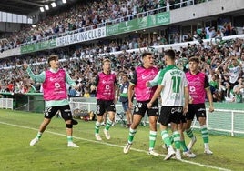 El banquillo racinguista salió a celebrar el gol con Andrés.