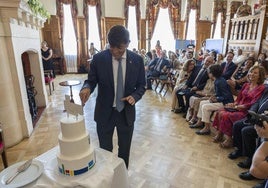 El rector de la UIMP, Carlos Andradas, se dispone a partir la tarta de cumpleaños con que la Universidad Internacional Menéndez Pelayo celebró sus primeros 92 años de existencia. fotografías: daniel pedriza