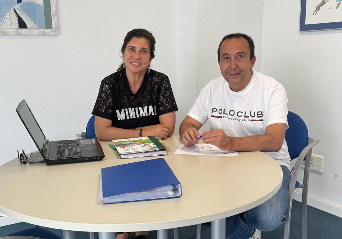 Nuria San Millán y Carlos Fernández durante la firma del convenio.