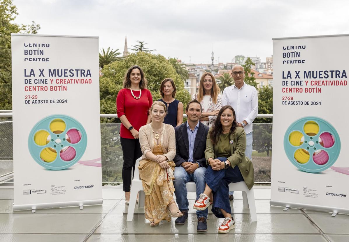 De pie: Yolanda de Egoscozabal, María Gómez, Rebeca Gómez, y Juan Antonio González Fuentes. Sentados, Eva Guillermina Fernández, Nacho Solana y Noemí Méndez.