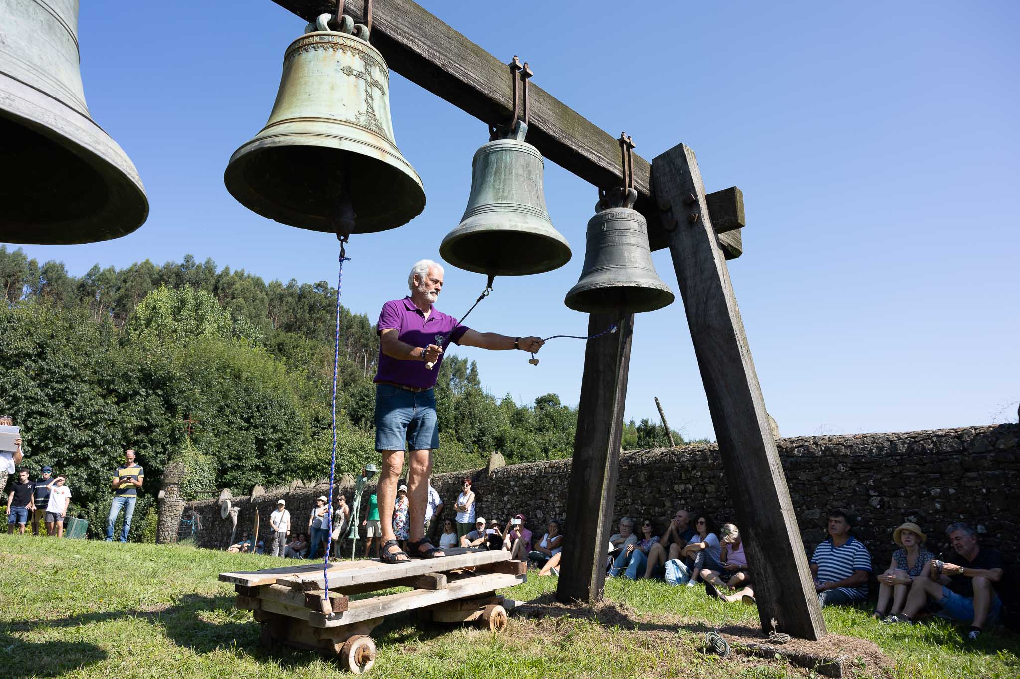 Un campanero interpreta un toque de campana en un carrillon de la finca de Portilla.