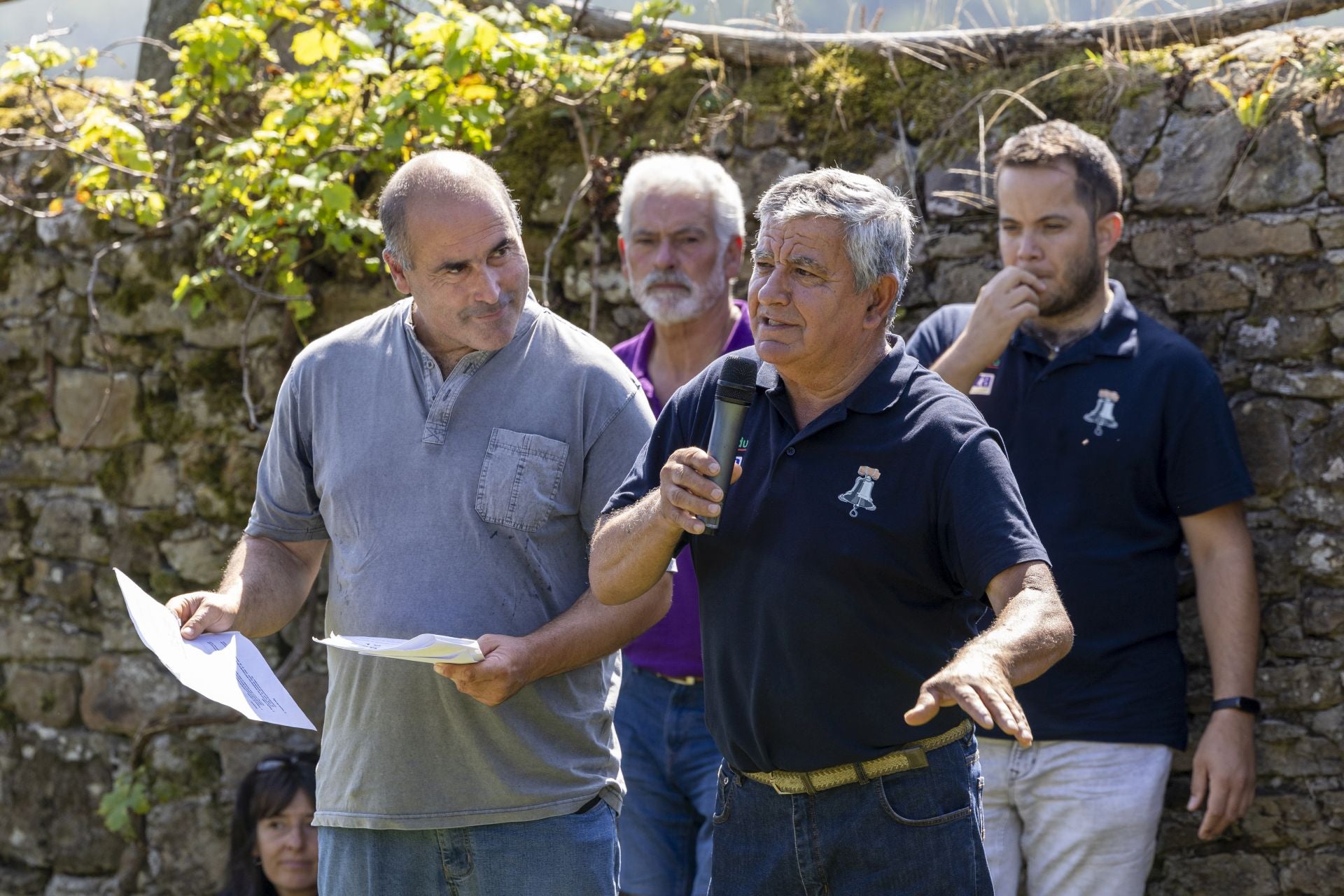 El presentador de la exhibición entrevista a uno de los participantes del valle de Sanabria.