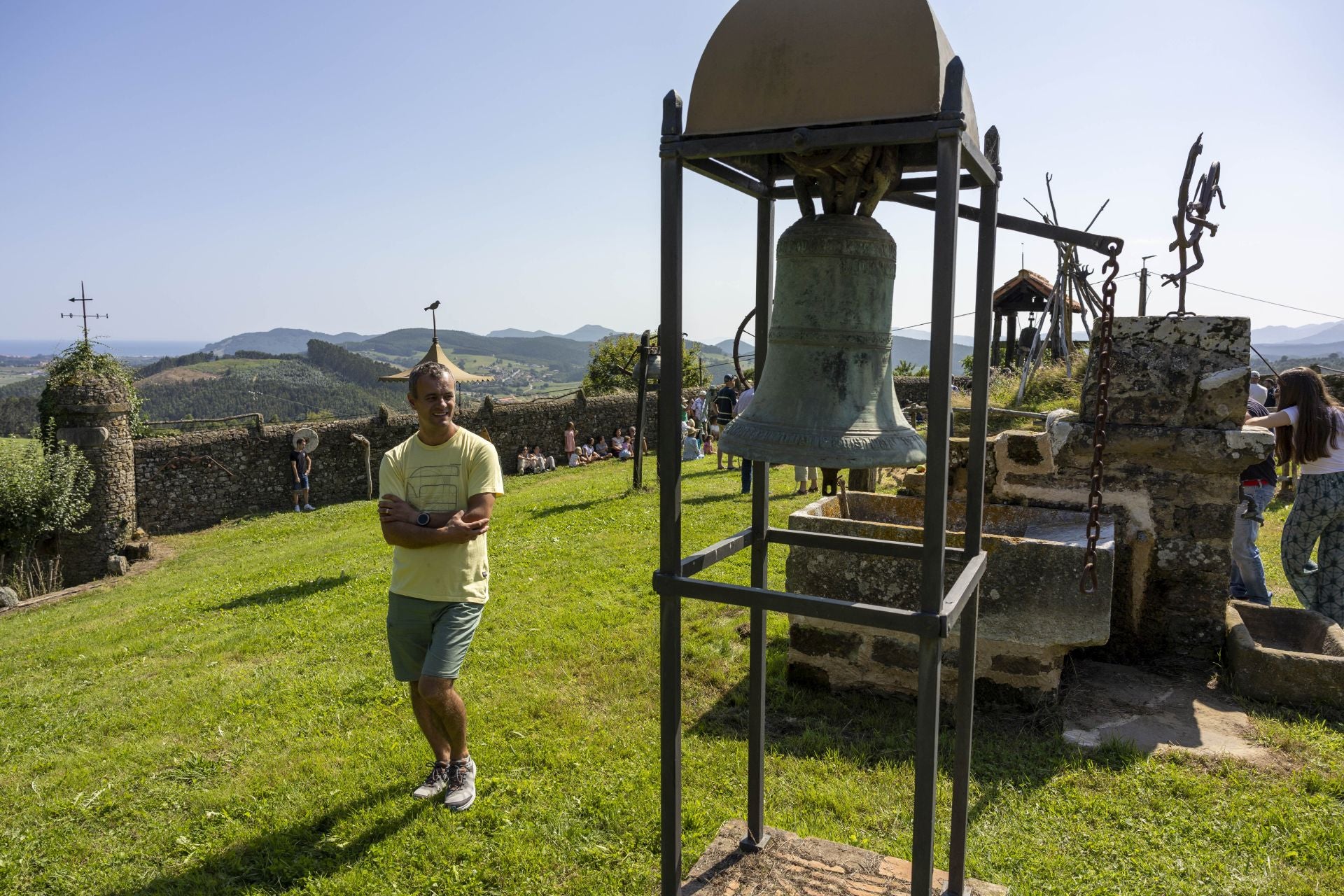 Un visitante observa de cerca una de las campanas fabricadas por el maestro campanero, Abel Portilla.