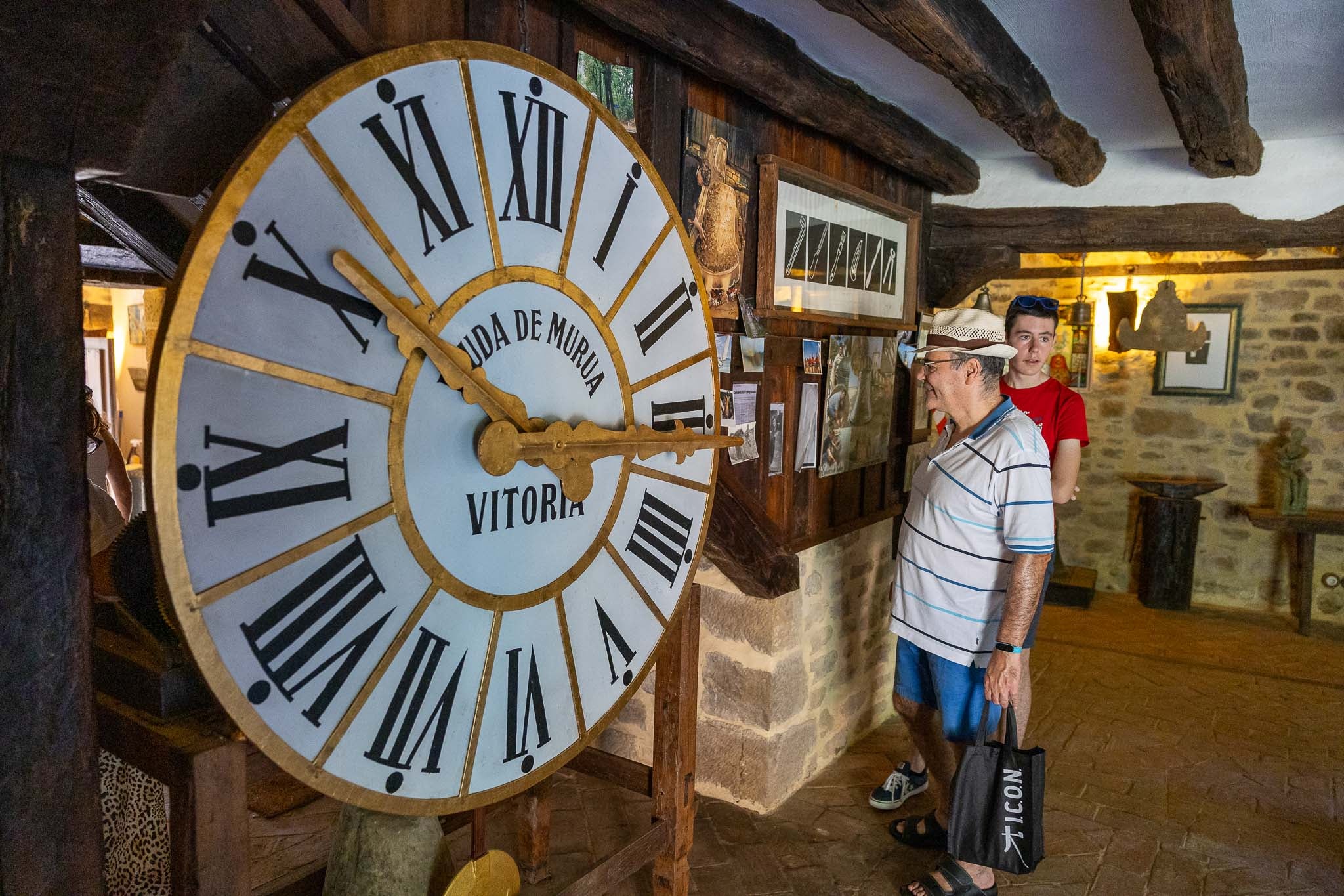 Los asistentes observan una de las piezas del museo de Abel Portilla.