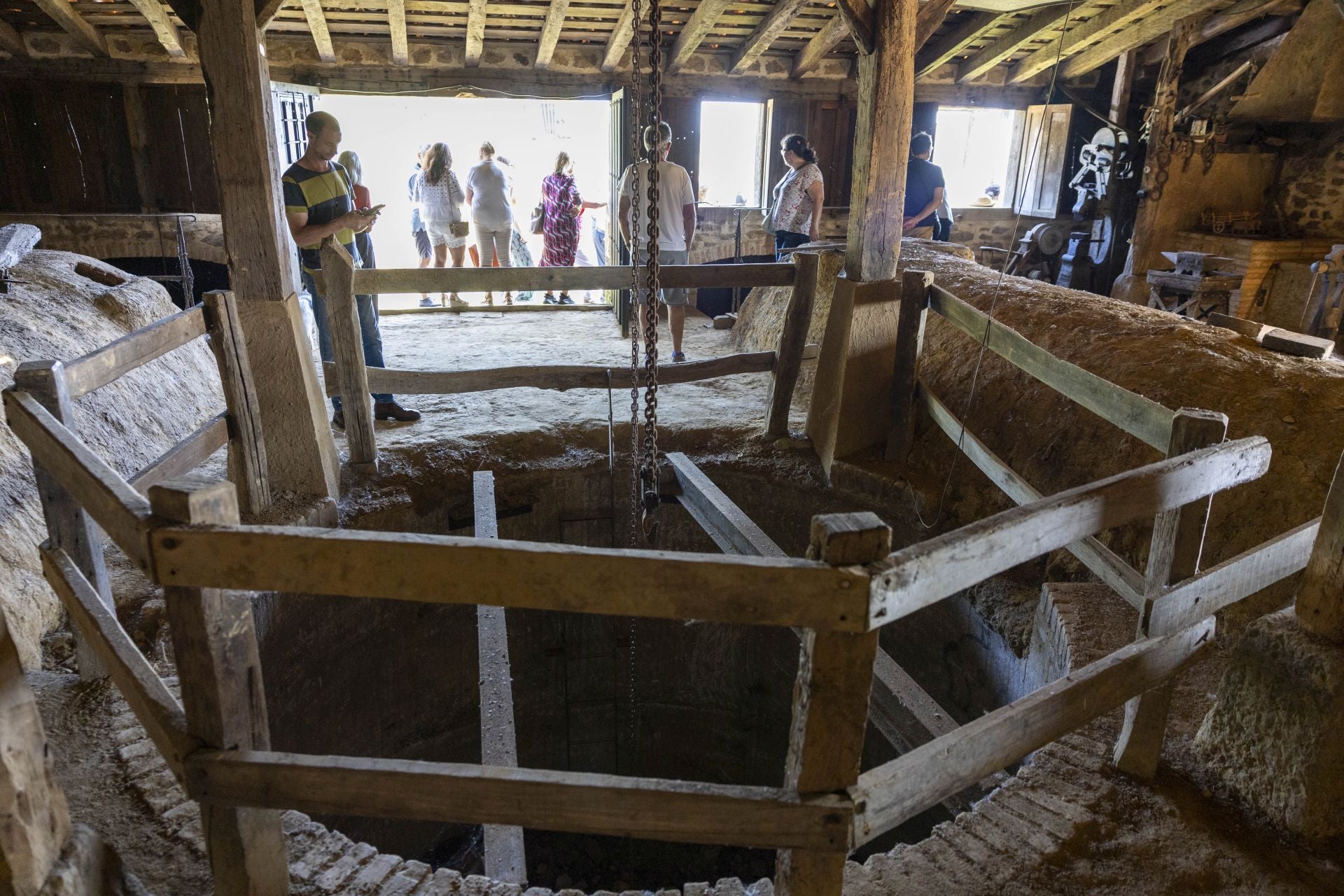 Interior de la fábrica de trabajo del campanero y artesano Abel Portilla.