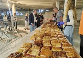 Bocadillos de chorizo, jamón y salchichón se repartieron en Liencres por una causa solidaria.