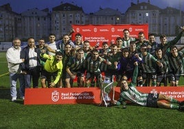 Los jugadores del Vimenor posan con la copa después de ganar el torneo.