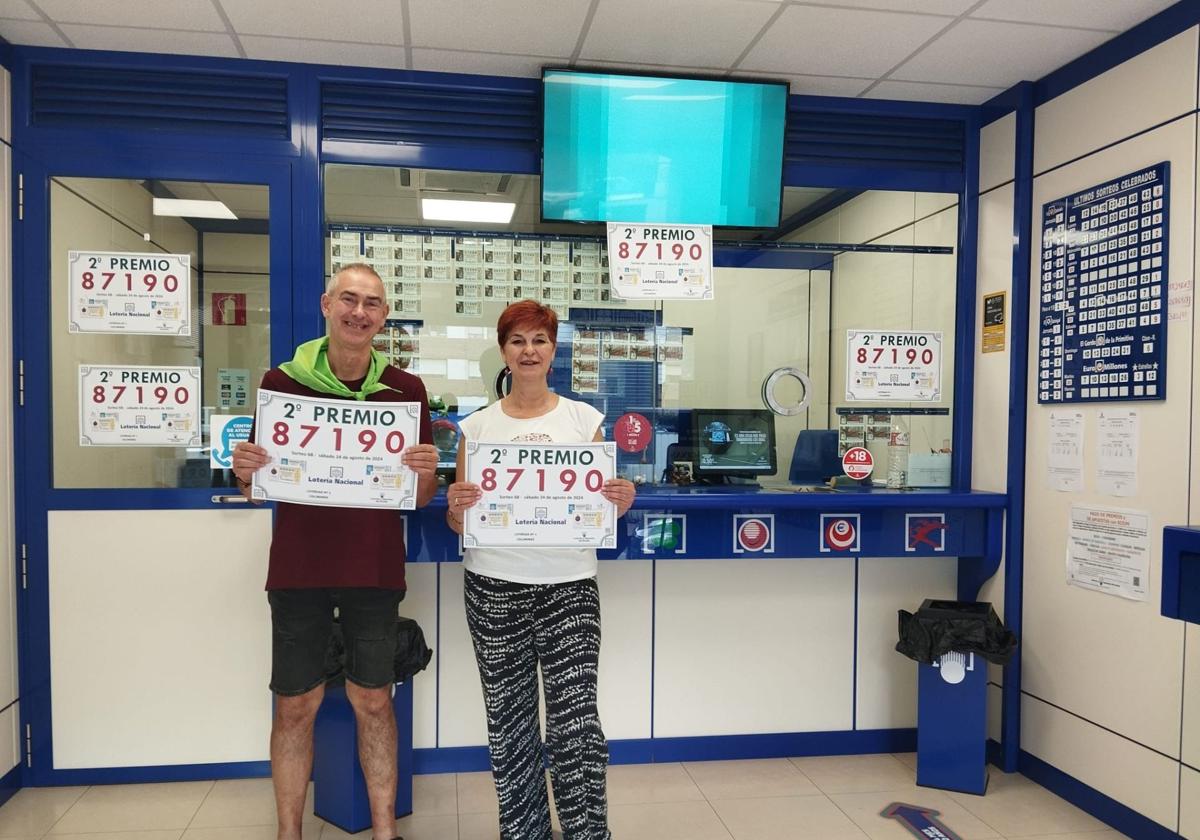 Natalia y Alejandro Sañudo posan con el cartel del número ganador