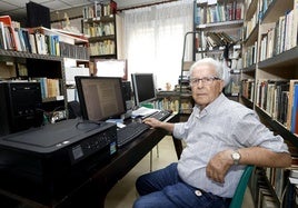 Manuel Ortiz trabaja en la biblioteca del barrio El Salvador, uno de los servicios de los que ahora presume.