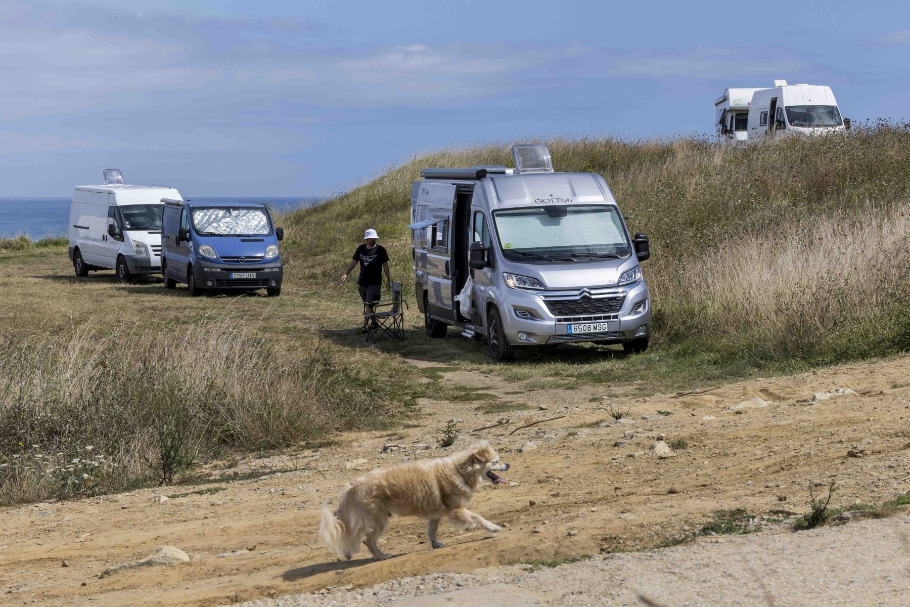 Autocaravanas aparcadas junto al campo de fútbol de Cueto.