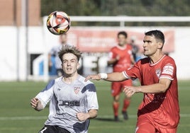 A la izquierda Arenal, del Selaya, y Abad, del Cartes, a la derecha, tratan de llegar al balón