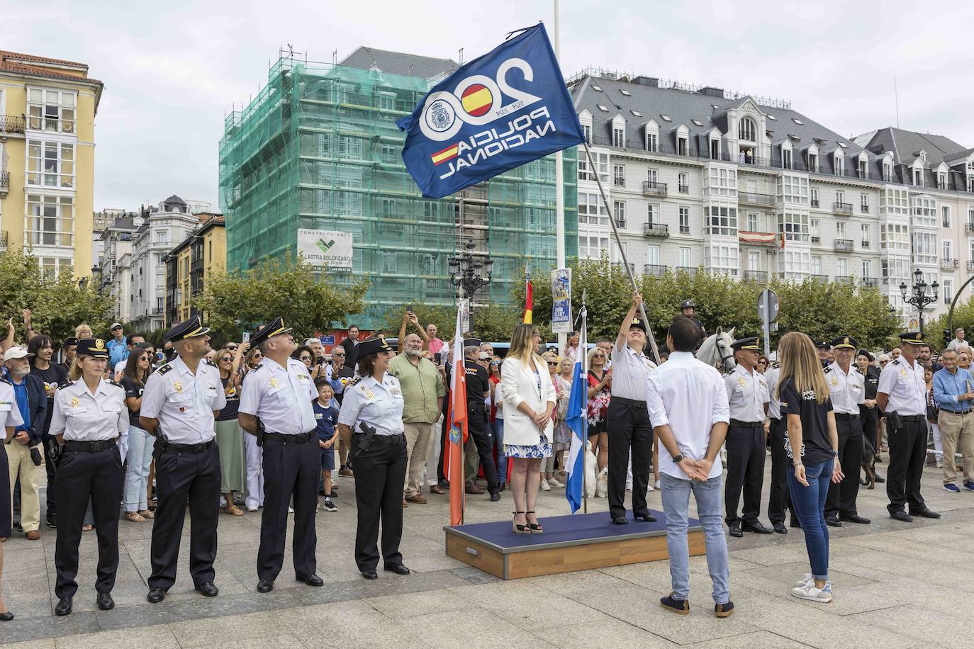 La jefa de la Policía, Carmen Martínez, agita la bandera del 200 aniversario del Cuerpo. 