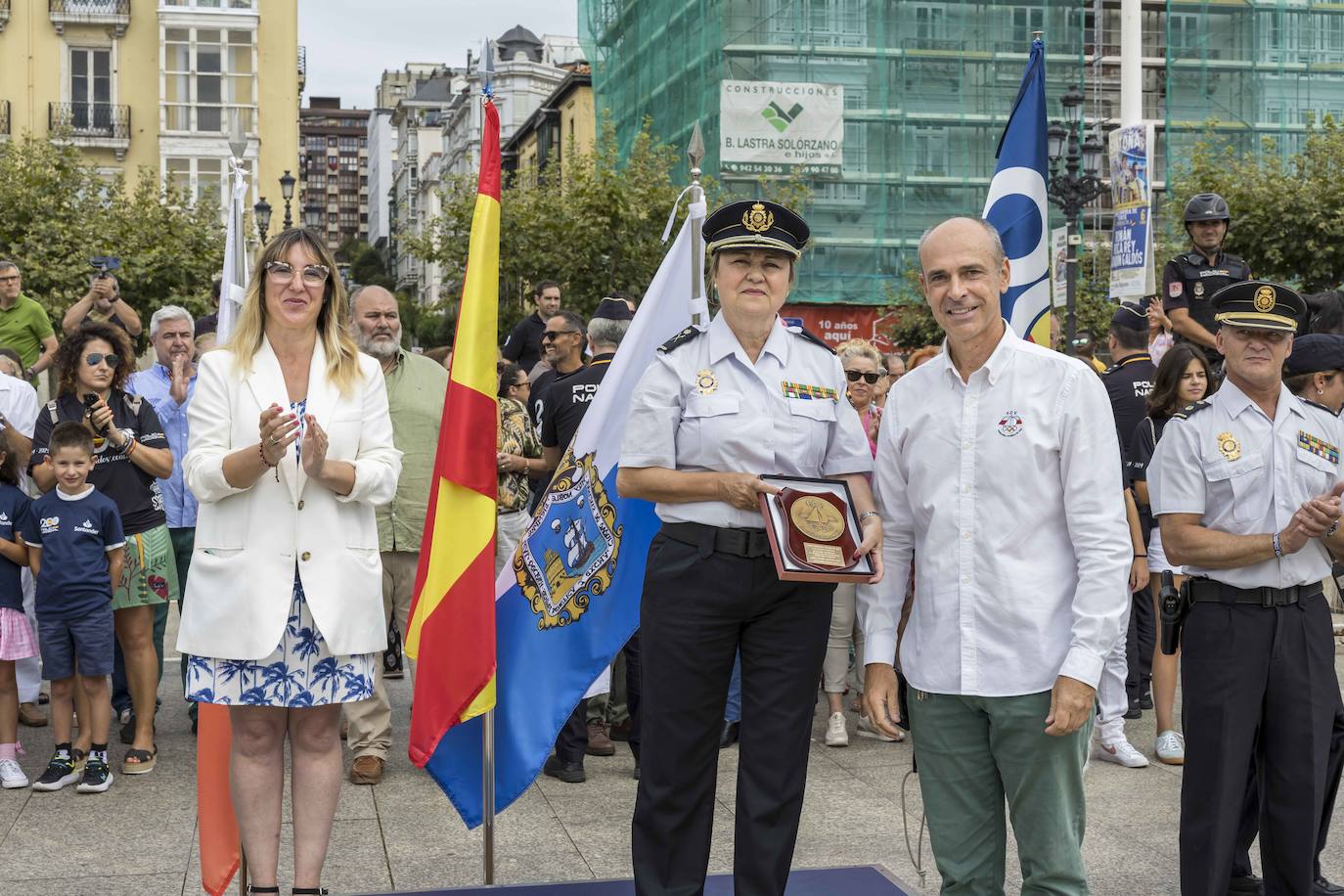 Fernando Mirapeix hace entrega de una placa a Carmen Martínez en presencia de Eugenia Gómez de Diego. 