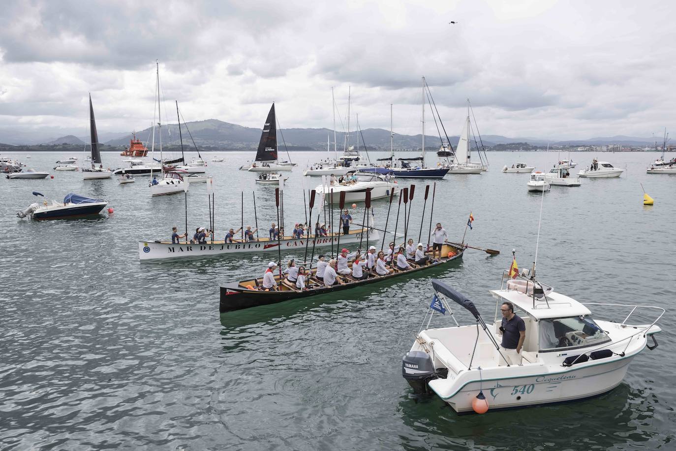 Las bocinas de los barcos sonaron al unísono desde el agua. 