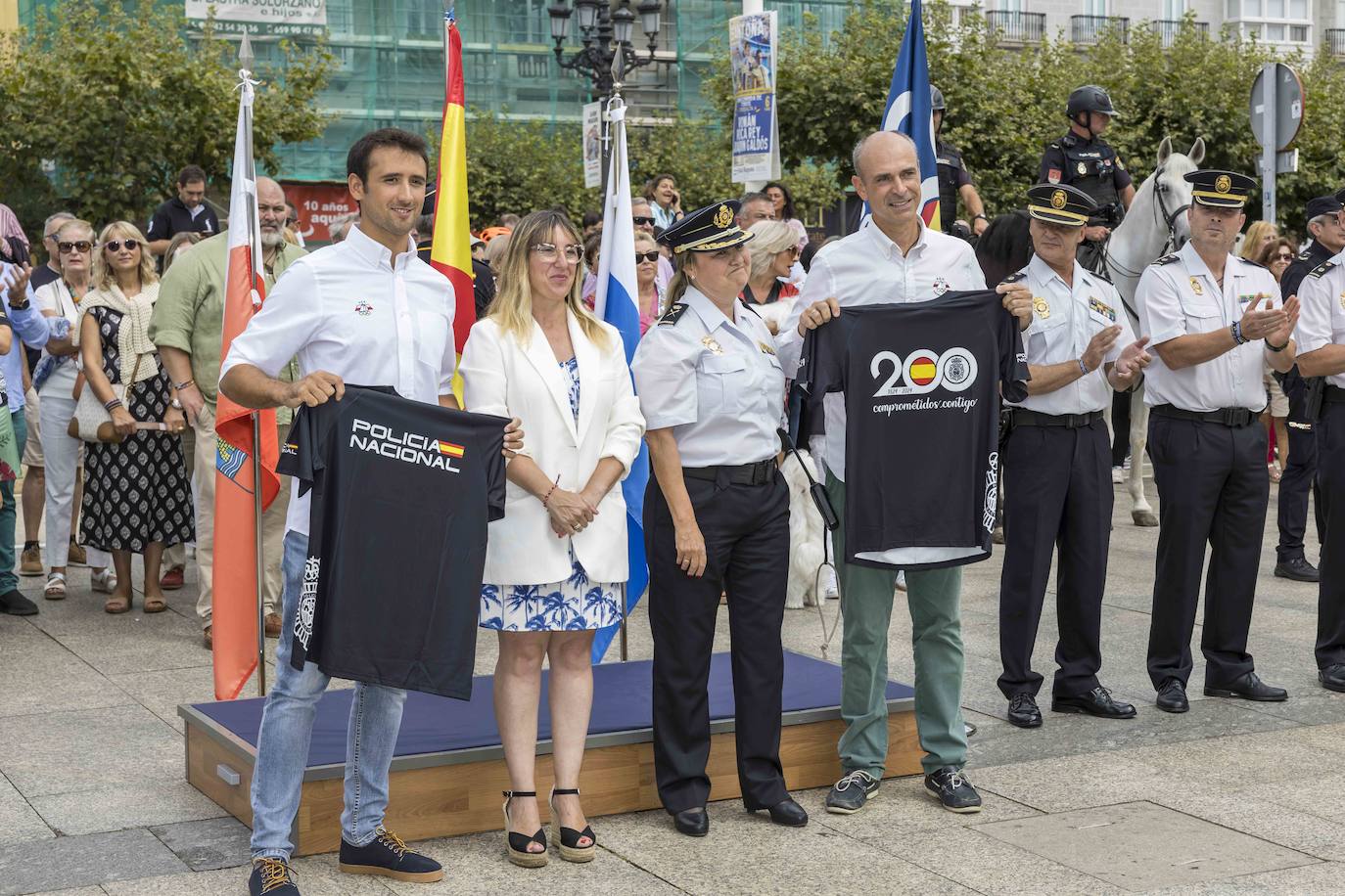 Las autoridades muestran las camisetas del bicentenario de la Policía. 