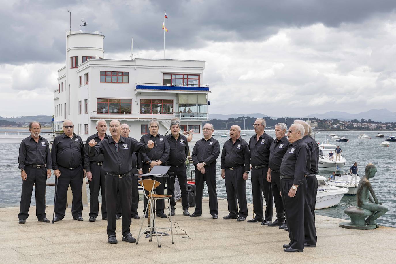 La Corporación de Amigos del Barrio Pesquero cantó la Salvé Marinera. 