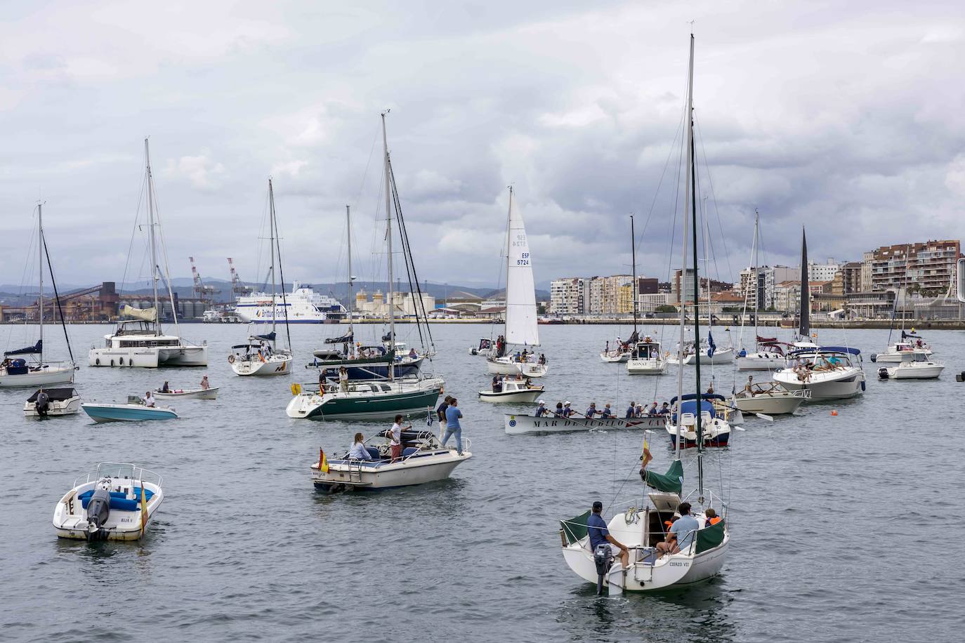 Asociaciones, traineras y particulares presenciaron el evento desde el mar. 