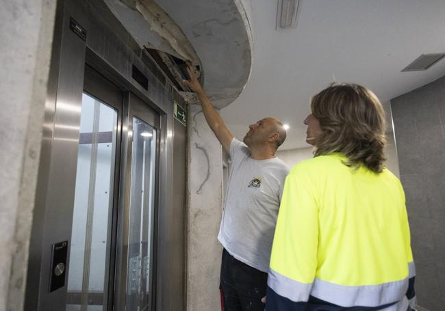 La humedad que ha aparecido en un ascensor.