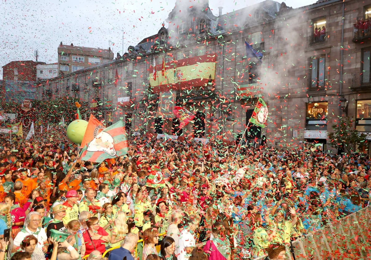 Miles de personas festejan el inicio de las fiestas patronales de Torrelavega, el pasado 9 de agosto, en el Bulevar Demetrio Herrero.