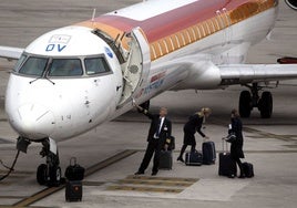 Un avión de la operadora Air Nostrum descansa en la pista del aeropuerto Seve Ballesteros.