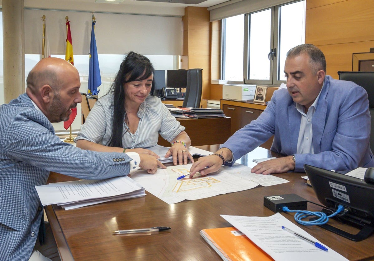 El alcalde de Laredo, Miguel González; la concejal de Barrios, Rosalina López Visitación; y el consejero de Fomento, Roberto Media reunidos.