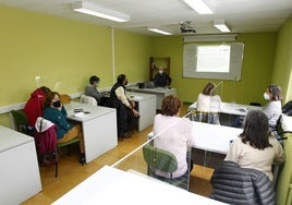 Alumnos atienden durante una clase de la Universidad Permanente, en una imagen tomada durante la pandemia.