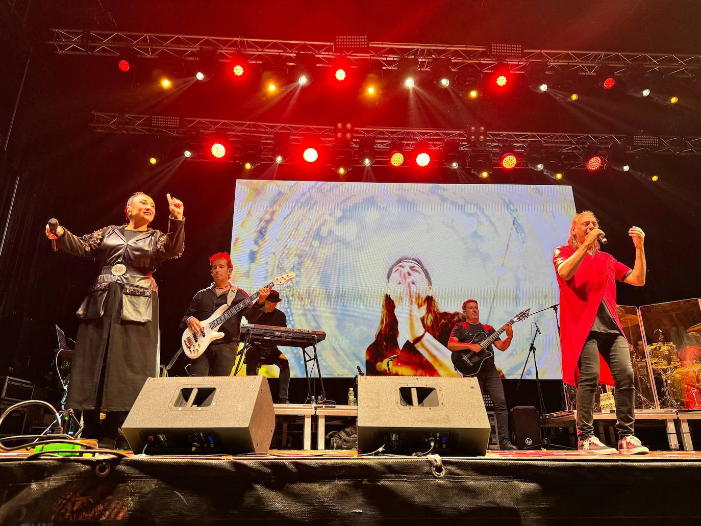 El dúo Camela, durante el concierto que ofreció anoche en Laredo