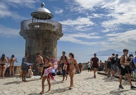 Decenas de personas bajaron ayer hasta la plataforma del Faro del Caballo para disfrutar de este idílico entorno.