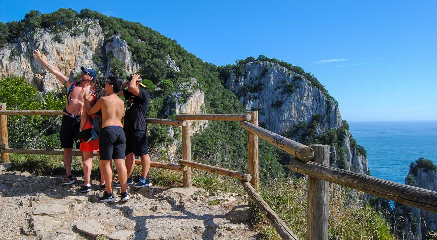 El mirador de la peña del Fraile es parada obligatoria para los senderistas en esta ruta que atraviesa el monte de Santoña. 