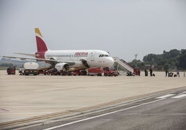 Un avión de la compañía española Iberia en la pista del aeropuerto Seve Ballesteros.