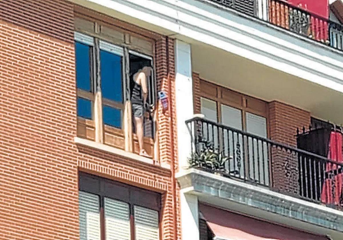 El sujeto amenazó con arrojarse desde la ventana para evitar ser detenido.